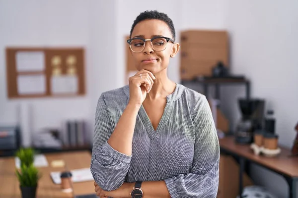 African American Woman Working Office Wearing Glasses Looking Confident Camera — Stock Photo, Image