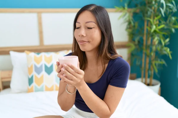 Ung Asiatisk Kvinna Dricka Kopp Kaffe Sitter Sängen Sovrummet — Stockfoto
