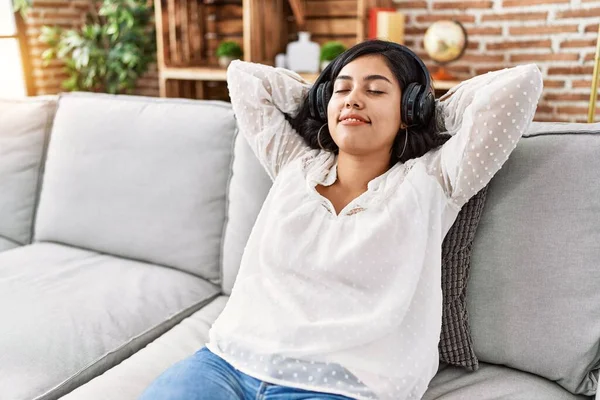 Mujer Latina Joven Escuchando Música Sentada Sofá Casa — Foto de Stock