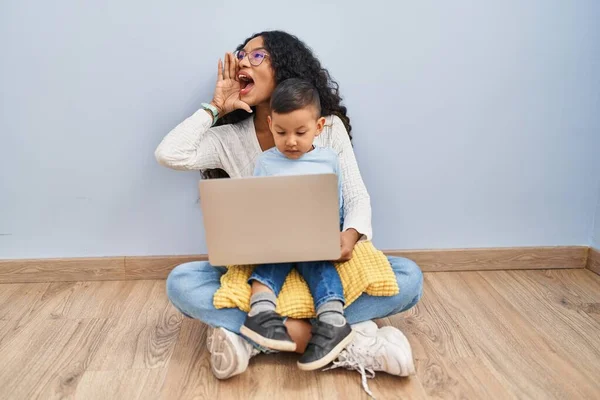 Молодые Испаноязычные Мать Ребенок Помощью Компьютера Ноутбук Сидит Полу Кричать — стоковое фото