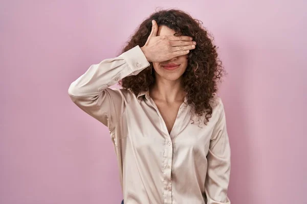 Hispanic Woman Curly Hair Standing Pink Background Covering Eyes Hand — Foto de Stock