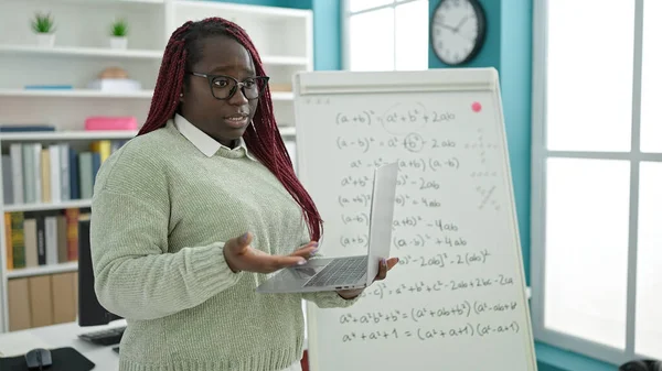 Mulher Africana Com Cabelo Trançado Professor Ensinando Aula Matemática Biblioteca — Fotografia de Stock