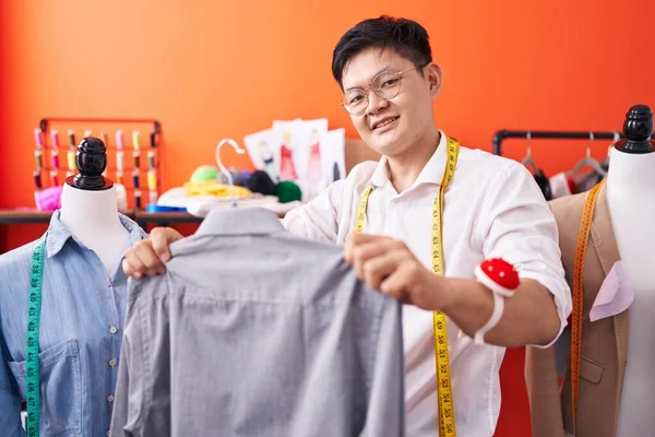 Молодой Китайский Портной Улыбается Уверенно Держа Рубашку Ателье — стоковое фото