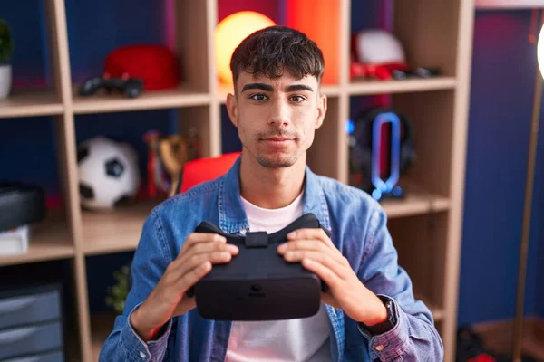Junger Hispanischer Mann Mit Virtual Reality Brille Entspannt Mit Ernstem — Stockfoto