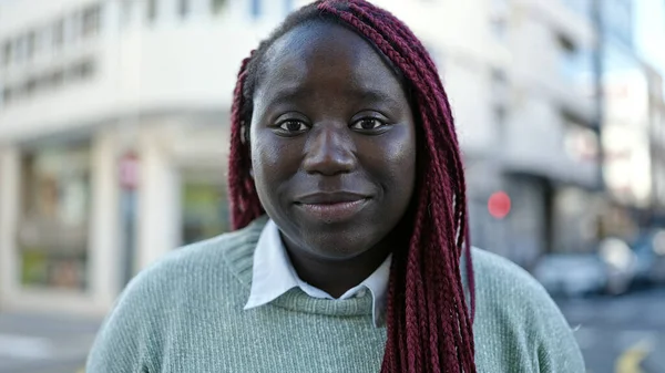 Африканская Женщина Плетеными Волосами Стоящая Серьезным Выражением Улице — стоковое фото