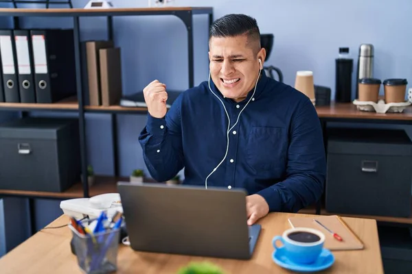Hispanischer Junger Mann Büro Mit Laptop Schreit Stolz Feiert Sieg — Stockfoto
