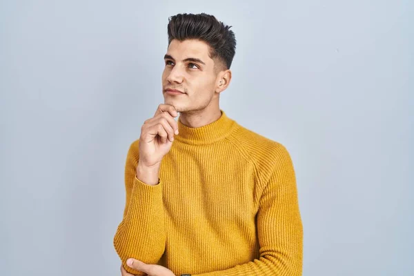 Young Hispanic Man Standing Blue Background Hand Chin Thinking Question — Stockfoto