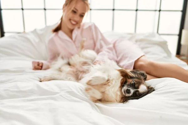 Ung Kaukasisk Kvinna Ler Säker Liggande Sängen Med Hund Sovrummet — Stockfoto