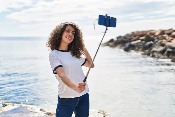 Genç Spanyol Kadın Gülümsüyor Sahilde Video Görüşmesi Yaptığından Emin — Stok fotoğraf