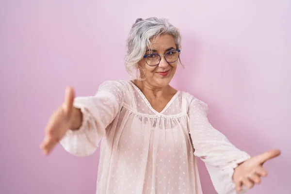 Middle Age Woman Grey Hair Standing Pink Background Looking Camera — Stock Photo, Image