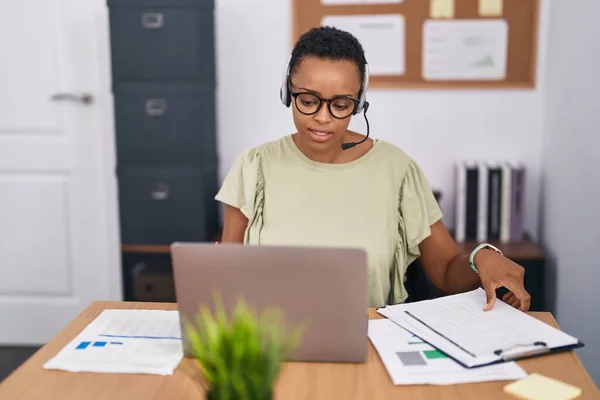 African American Woman Call Center Agent Working Office — Stock Photo, Image