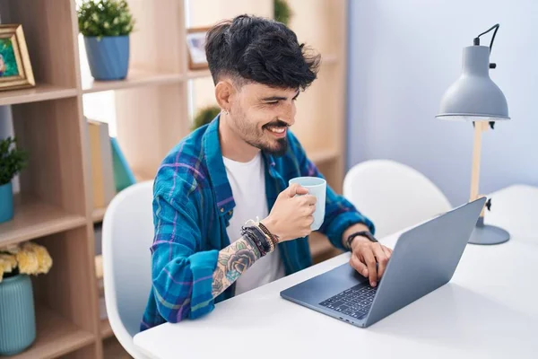 Junger Hispanischer Mann Benutzt Laptop Und Trinkt Kaffee Hause — Stockfoto
