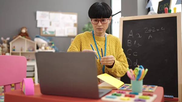 Junge Chinesin Vorschullehrerin Mit Online Unterricht Kindergarten — Stockfoto