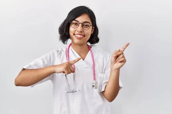 Młoda Latynoska Lekarka Nosząca Stetoskop Odizolowanym Tle Uśmiechająca Się Patrząca — Zdjęcie stockowe