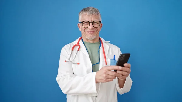 Médico Cabelos Grisalhos Meia Idade Sorrindo Confiante Usando Smartphone Sobre — Fotografia de Stock
