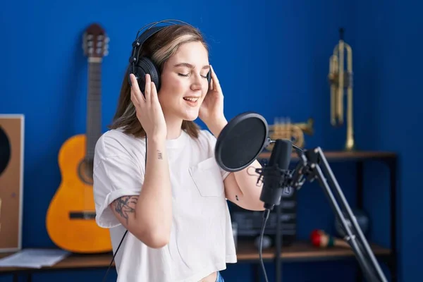 Young Woman Artist Singing Song Music Studio — Stockfoto