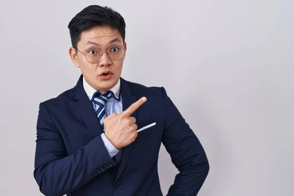 Jovem Asiático Homem Vestindo Terno Negócios Gravata Surpreso Apontando Com — Fotografia de Stock