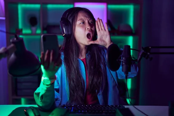 Mujer Asiática Joven Jugando Videojuegos Con Teléfono Inteligente Gritando Gritando —  Fotos de Stock