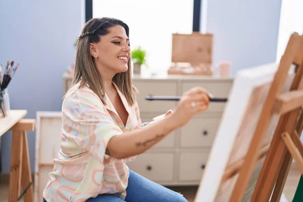 若いヒスパニック系女性アーティスト笑顔自信を持って絵でアートスタジオ — ストック写真