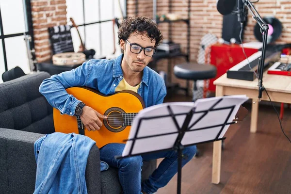 Jonge Spaanse Man Muzikant Speelt Klassieke Gitaar Muziekstudio — Stockfoto