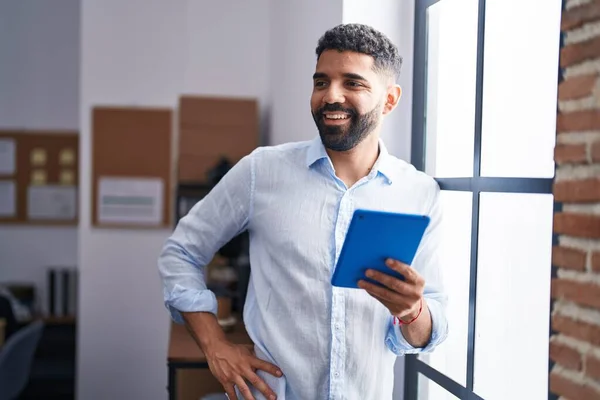 オフィスでタッチパッドを使用して自信を持って笑顔若いアラブ人男性ビジネスワーカー — ストック写真
