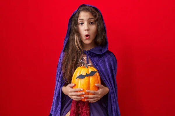 Malá Hispánka Kostýmu Čarodějnice Halloween Vystrašená Užaslá Otevřenými Ústy Pro — Stock fotografie