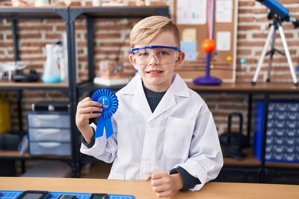 Kleine Blanke Jongen School Wetenschapper Laboratorium Winnen Eerste Prijs Kijken — Stockfoto