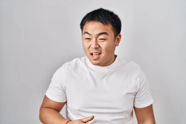 Jeune Homme Chinois Debout Sur Fond Blanc Colère Fou Hurlant — Photo