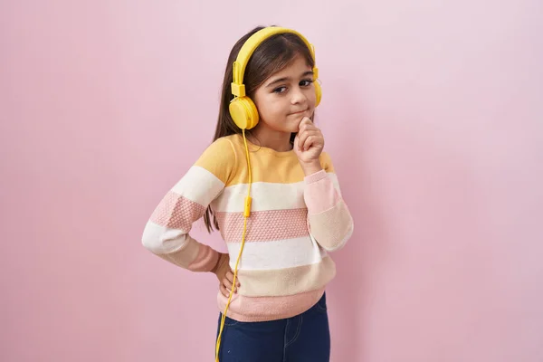 Pequena Menina Hispânica Ouvir Música Usando Fones Ouvido Sorrindo Olhando — Fotografia de Stock