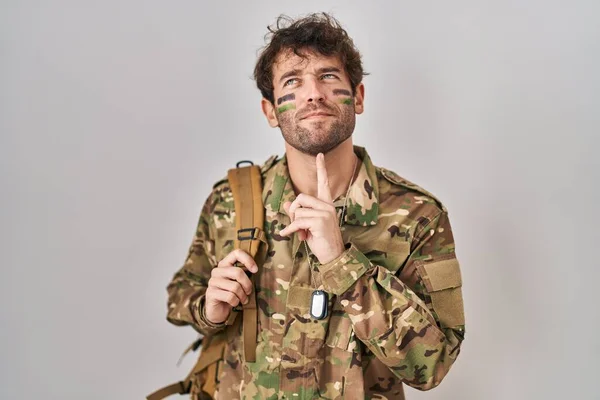 Spaanse Jongeman Draagt Camouflage Legeruniform Denken Geconcentreerd Twijfel Met Vinger — Stockfoto