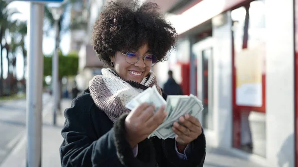 Joven Mujer Afroamericana Sonriendo Confiada Contando Dólares Calle — Foto de Stock