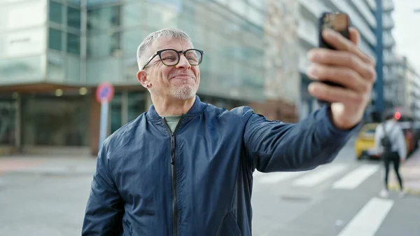 Medelålders Gråhårig Man Ler Tryggt Gör Selfie Smartphone Gatan — Stockfoto