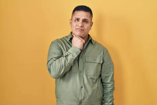 Hispanic Young Man Standing Yellow Background Hand Chin Thinking Question — Stock Photo, Image