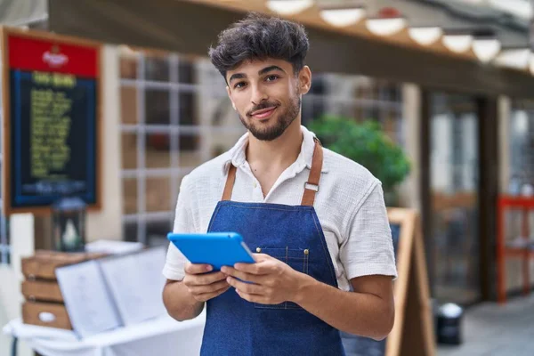 Jovem Garçom Árabe Usando Touchpad Trabalhando Restaurante — Fotografia de Stock