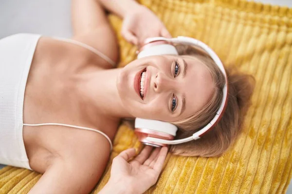 Jeune Femme Blonde Écoutant Musique Allongée Sur Canapé Maison — Photo