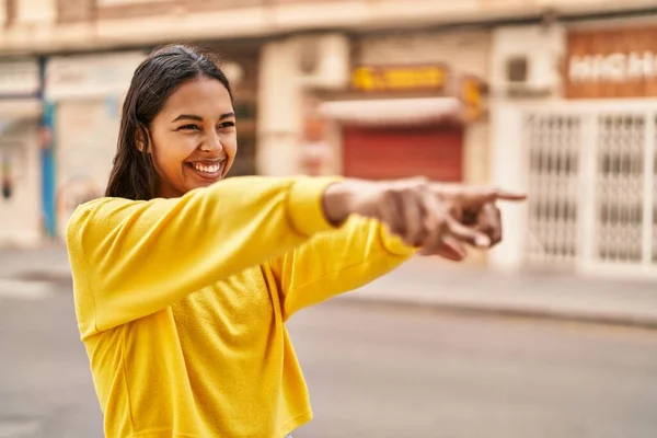年轻的非洲裔美国女人微笑着 自信地指指点点街上的每一个人 — 图库照片