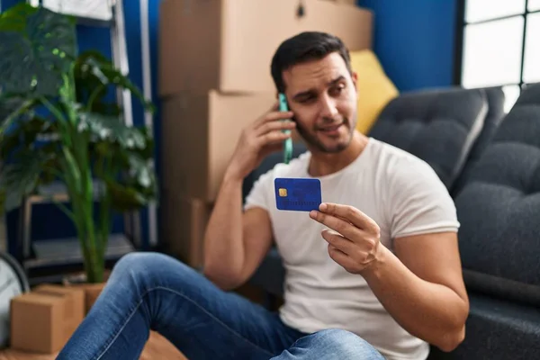 Mladý Hispánec Mluví Smartphone Pomocí Kreditní Karty Novém Domově — Stock fotografie