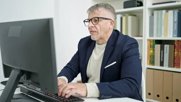 Orta Yaşlı Kır Saçlı Erkek Öğretmen Üniversite Sınıfında Bilgisayar Kullanıyor — Stok fotoğraf