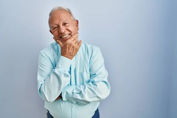 Senior Άνθρωπος Γκρίζα Μαλλιά Στέκεται Πάνω Από Μπλε Φόντο Αναζητούν — Φωτογραφία Αρχείου