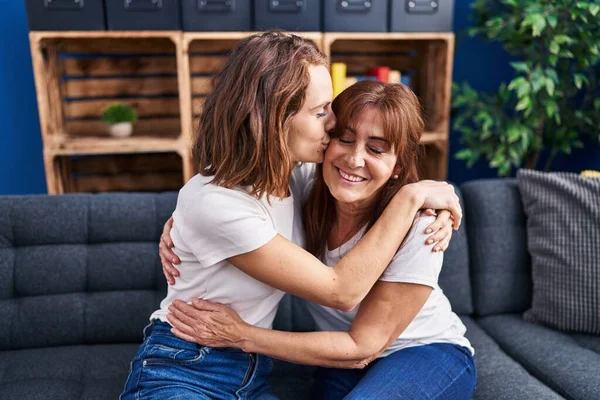 Duas Mulheres Mãe Filha Abraçando Outro Beijando Casa — Fotografia de Stock