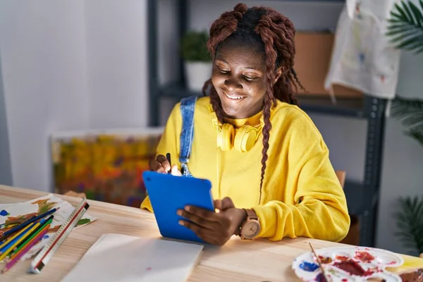 Afrykańska Amerykanka Artystka Uśmiecha Się Pewnie Rysując Touchpad Studio Sztuki — Zdjęcie stockowe