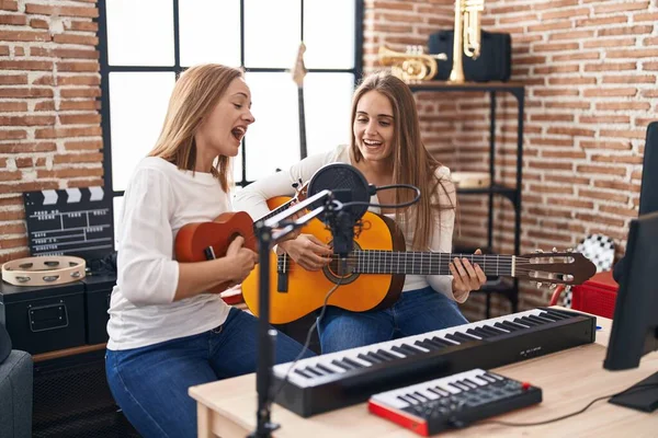 Duas Mulheres Músicos Cantando Música Tocando Guitarra Clássica Ukulele Estúdio — Fotografia de Stock