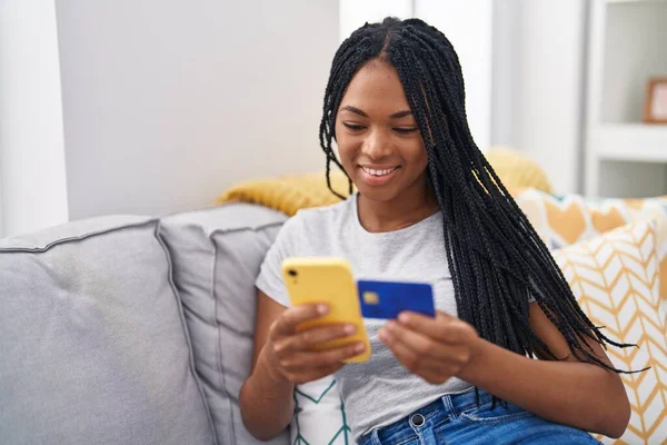 Африканська Американка Користується Смартфоном Кредитною Карткою Сидячи Вдома Дивані — стокове фото