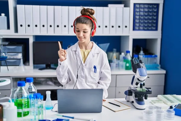 Teenager Girl Working Scientist Laboratory Smiling Idea Question Pointing Finger — Stock Photo, Image