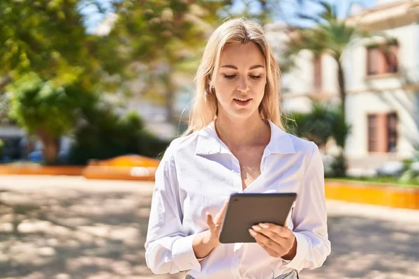 Young Blonde Woman Smiling Confident Using Touchpad Park — Foto Stock