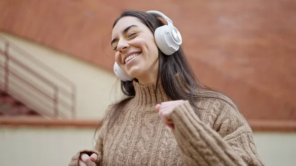 Junge Schöne Hispanische Frau Hört Musik Und Tanzt Auf Der — Stockfoto