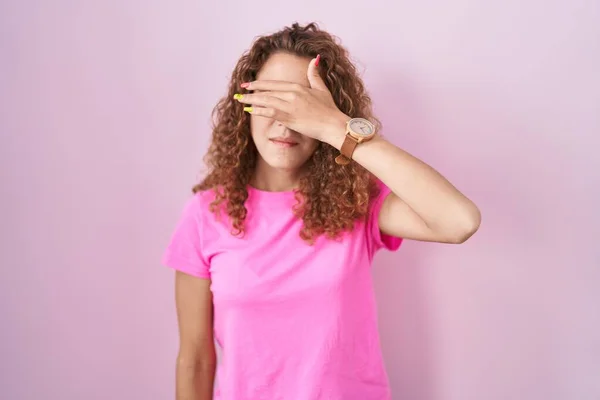Jonge Blanke Vrouw Die Roze Achtergrond Staat Ogen Bedekt Met — Stockfoto