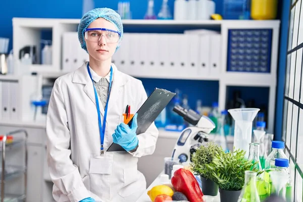 Mooie Vrouw Werken Bij Wetenschapper Laboratorium Met Voedsel Denken Houding — Stockfoto