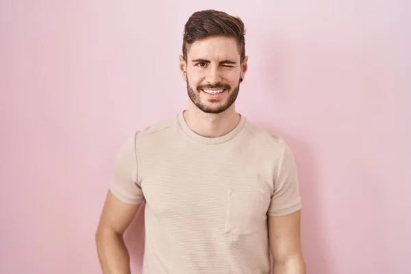 Homem Hispânico Com Barba Sobre Fundo Rosa Piscando Olhando Para — Fotografia de Stock