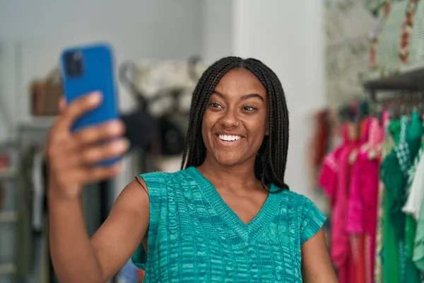 Afrikaanse Amerikaanse Vrouw Klant Maken Selfie Door Smartphone Kleding Winkel — Stockfoto